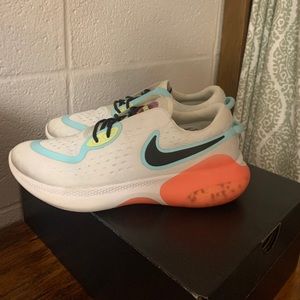 Women’s NIKE JOYRIDE tennis shoes